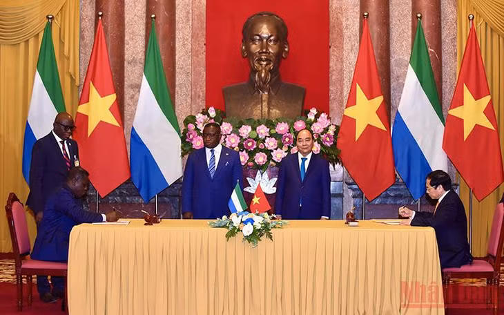 Chủ tịch nước Nguyễn Xuân Phúc và Tổng thống nước Cộng hòa Sierra Leone Julius Maada Bio chứng kiến lễ ký biên bản giữa hai bộ ngoại giao. (Ảnh: TRẦN HẢI)