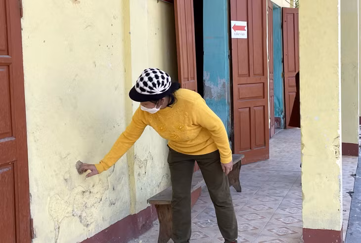 Nhà văn hóa khu Trại Thành (phường Đông Mai, TX Quảng Yên) hiện xuống cấp trầm trọng.