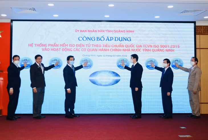Các đại biểu ấn nút công bố vận hành hệ thống phần mềm ISO điện tử.
