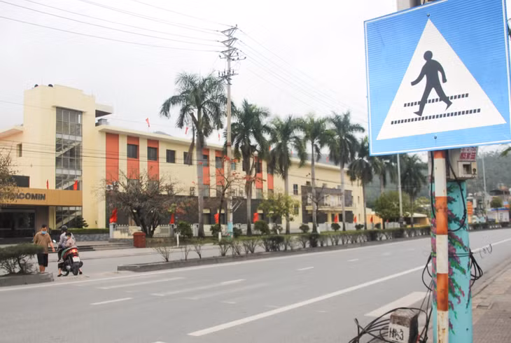 Biển báo dù có nhưng không phát huy tác dụng. Những người đi bộ đôi khi phải nhường đường cho những người điều khiển xe máy.