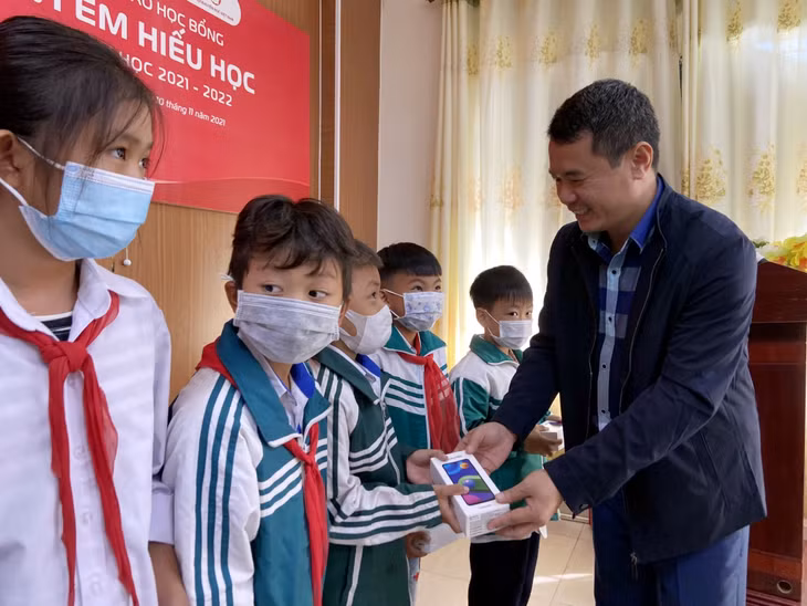 Lãnh đạo Viettel Quảng Ninh trao tặng học bổng, thiết bị học tập cho học sinh hiếu học xã Thắng Lợi (huyện Vân Đồn), tháng 11/2021.