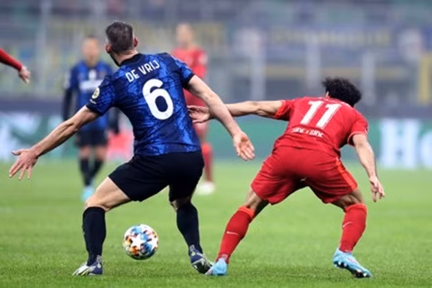 Salah tranh chấp bóng với De Vrij.