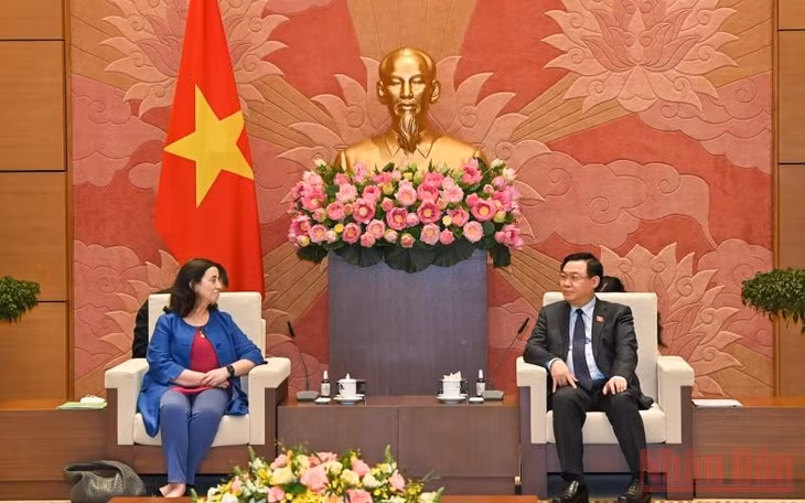 Chủ tịch Quốc hội Vương Đình Huệ tiếp bà Manuela V. Ferro, Phó Chủ tịch Ngân hàng Thế giới phụ trách khu vực Đông Á-Thái Bình Dương. (Ảnh: Duy Linh)