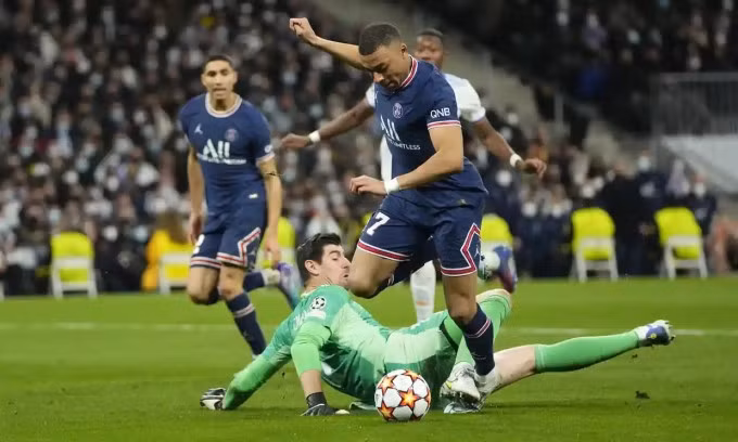 Mbappe là cầu thủ trẻ nhất ghi bàn trong ba trận liên tiếp đối đầu Real. Ảnh: AP.