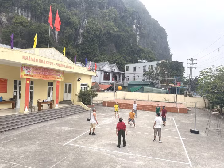 Người dân luyện tập thể thao tại Nhà văn hoá khu 6, phường Hồng Hà, TP Hạ Long.