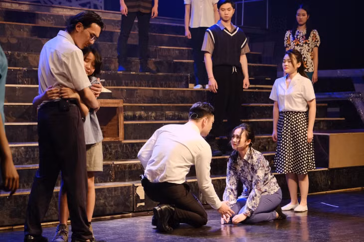 Cảnh trong vở nhạc kịch “Sóng” của Nhà hát Tuổi trẻ. Ảnh: NHTT
