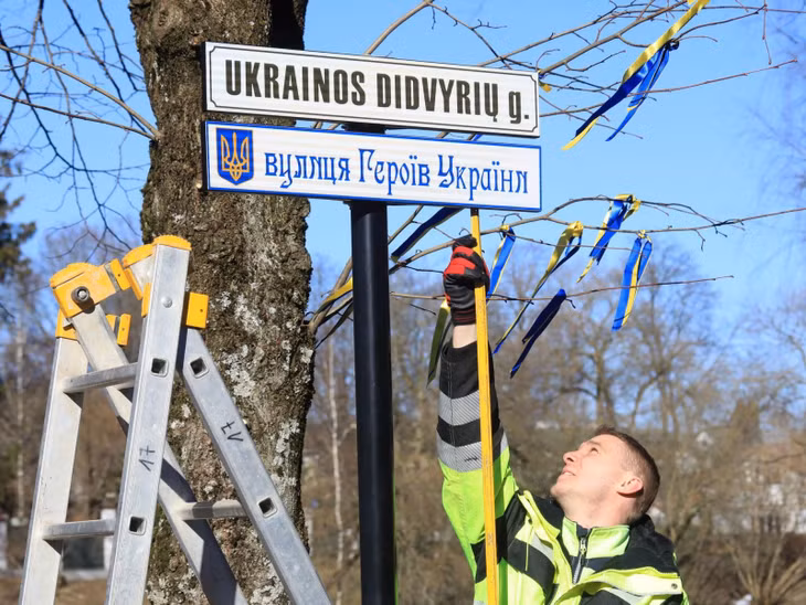 Con phố bên ngoài Đại sứ quán Nga ở Vilnius, thủ đô Litva, gần đây đã được đổi tên thành Phố Anh hùng Ukraine. Ảnh: Insider