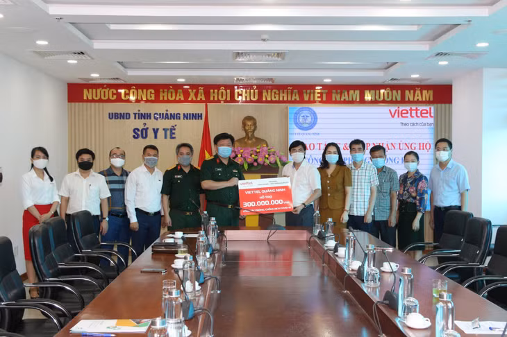 Viettel Quảng Ninh ủng hộ ngành Y tế Quảng Ninh 300 triệu đồng nhằm khích lệ tinh thần CBCNV ngành Y tế trong công tác phòng chống dịch bệnh Covid-19.