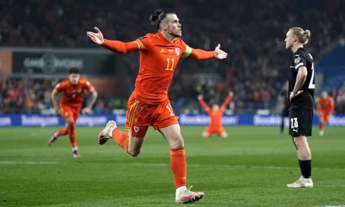 Bale (số 11) mừng bàn nâng tỷ số lên 2-0 trước Áo, trên sân Cardiff tối 24/3. Ảnh: PA