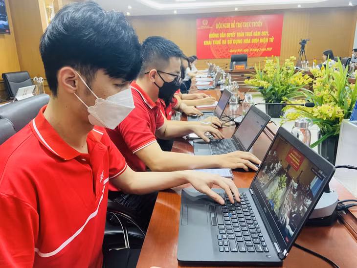 Chuyên viên Viettel Quảng Ninh, một trong những nhà cung cấp hóa đơn điện tử, hỗ trợ hướng dẫn người nộp thuế về việc sử dụng hoá đơn điện tử tại hội nghị.