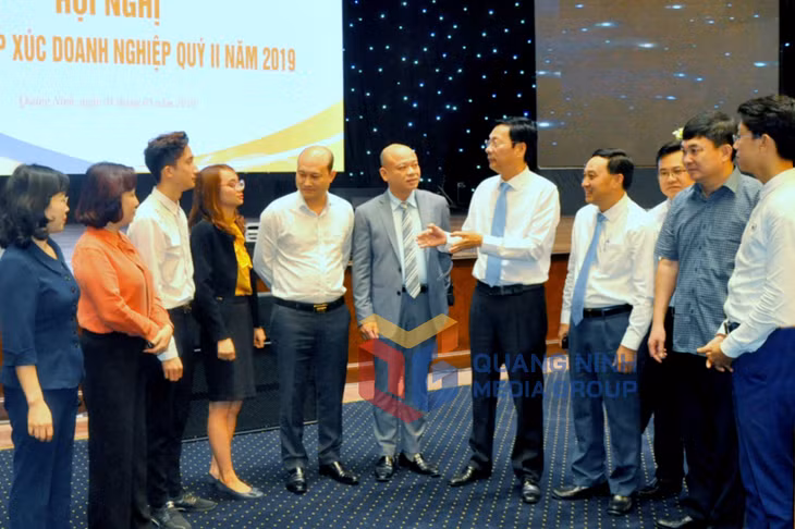 Bí thư Tỉnh ủy Nguyễn Văn Đọc trao đổi với các doanh nghiệp, doanh nhân bên lề Hội nghị (5-2019). Ảnh: Minh Hà