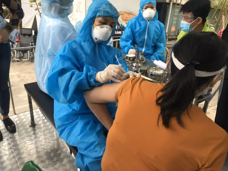 Tính đến chiều ngày 22/2/2022, Việt Nam tiêm chạm mốc 192 triệu liều vaccine phòng COVID-19. Ảnh: Thái Bình