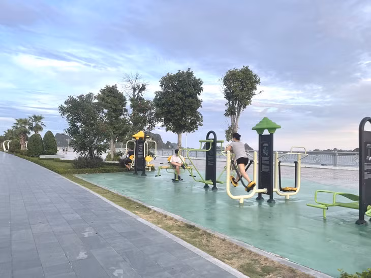 Vỉa hè tuyến đường bao biển Trần Quốc Nghiễn (TP Hạ Long) được lắp đặt nhiều dụng cụ thể dục phục vụ nhu cầu luyện tập của người dân.