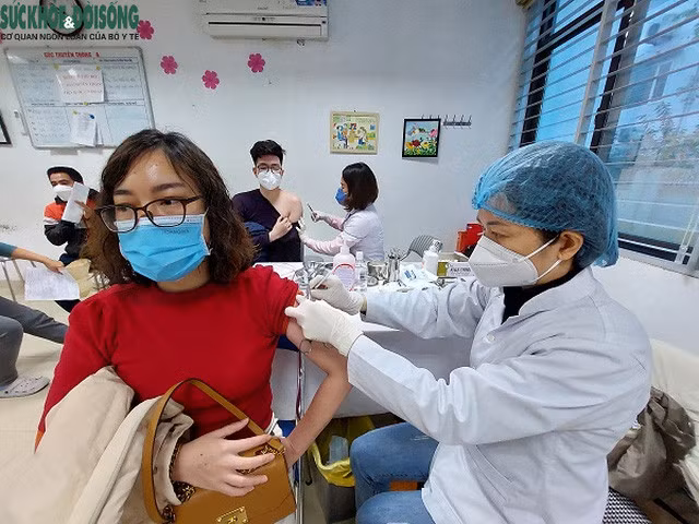 Đến chiều 24/3, cả nước đã tiêm hơn 204 triệu liều vaccine phòng COVID-19; Bộ Y tế đề nghị các địa phương tiêm vaccine thần tốc để hoàn thành việc tiêm mũi 3 cho người từ 18 tuổi trong quý I/2022.