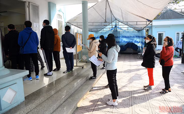 Người dân xếp hàng lấy giấy chứng nhận khỏi bệnh Covid-19 tại phường Hoàng Liệt, quận Hoàng Mai, Hà Nội (Ảnh: Thành Đạt).