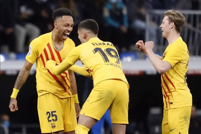 Aubameyang (trái) ghi bàn ở cả năm lần gần nhất chạm trán Real. Ảnh: AFP