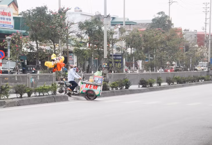 Thậm chí những xe thô sơ cồng kềnh vẫn cố vượt qua lối dành cho người đi bộ.