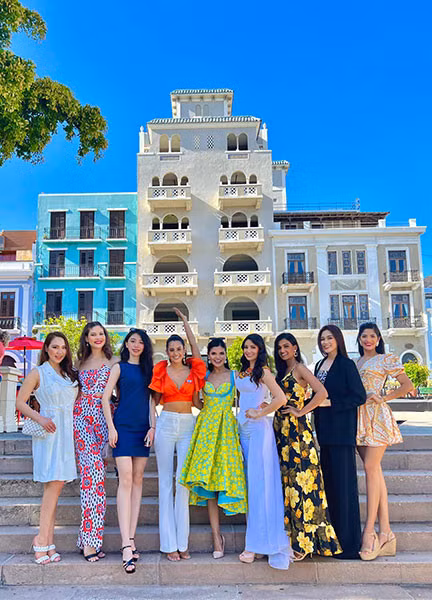 Hoa hậu Đỗ Thị Hà (thứ hai từ phải sang) hội ngộ cùng các thí sinh thi Miss World.