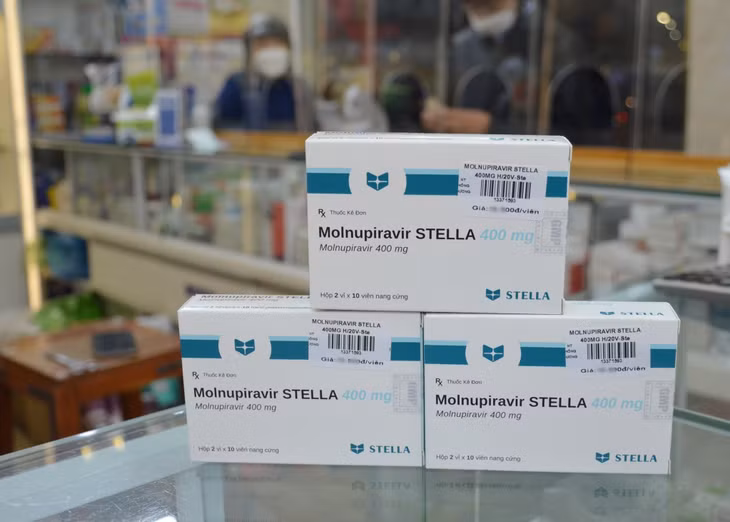Thuốc kháng virus có chứa dược chất Molnupiravir điều trị Covid-19 được Bộ Y tế cấp phép bán tại các nhà thuốc.