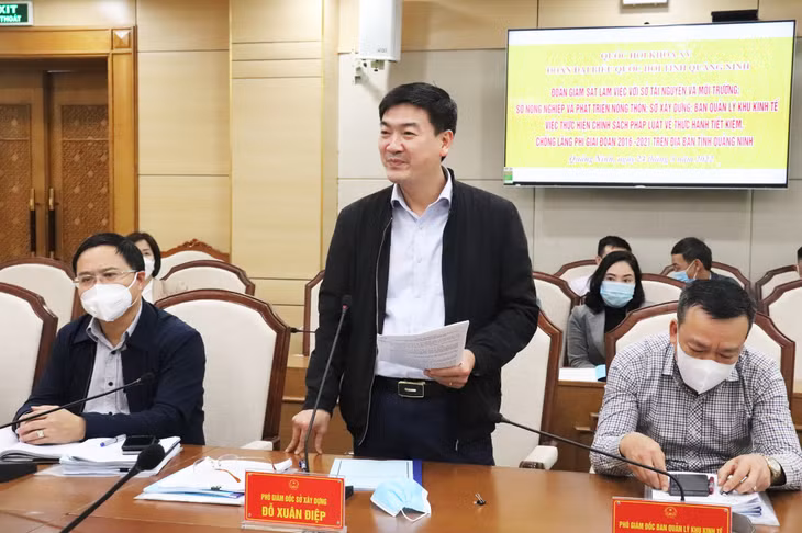 Lãnh đạo Sở Xây dựng báo cáo tại buổi giám sát.
