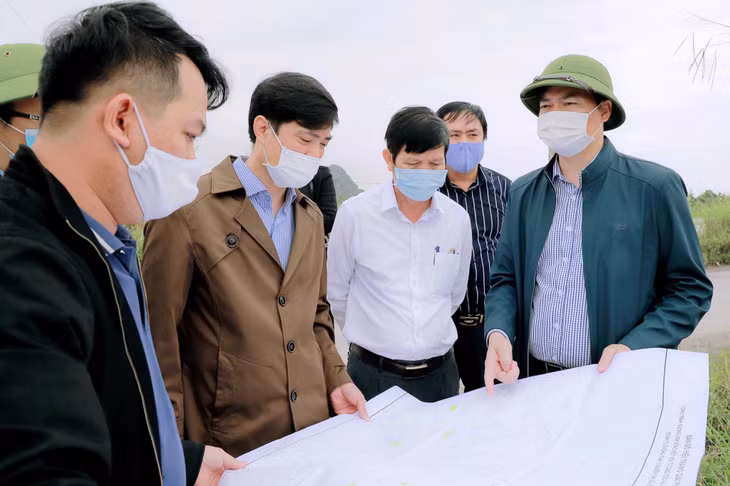 Lãnh đạo TX Đông Triều kiểm tra tiến độ GPMB Dự án Đường ven sông kết nối từ đường cao tốc Hạ Long - Hải Phòng đến TX Đông Triều (giai đoạn 1).&nbsp;Ảnh: Huyền Trang (CTV)