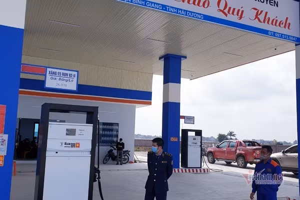 Cây xăng Bình Xuyên bán nước lã cho người dân