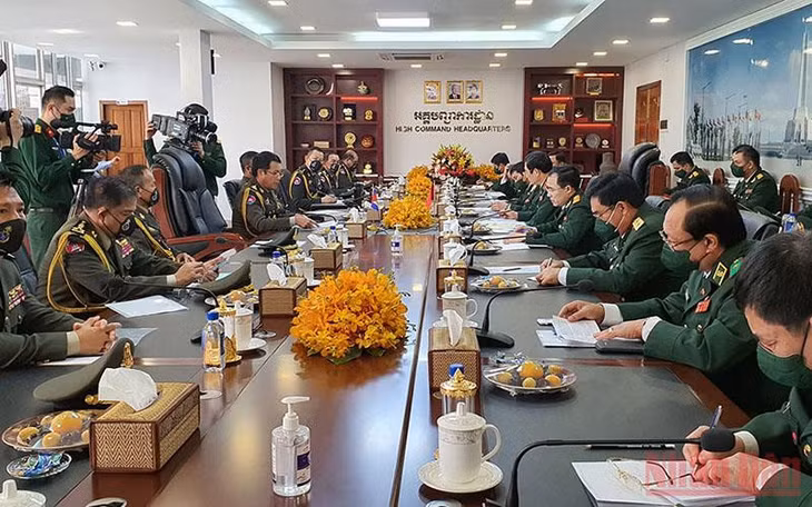 Hai đoàn đại biểu hội đàm tại trụ sở Bộ Quốc phòng Campuchia. (Ảnh: Nguyễn Hiệp)
