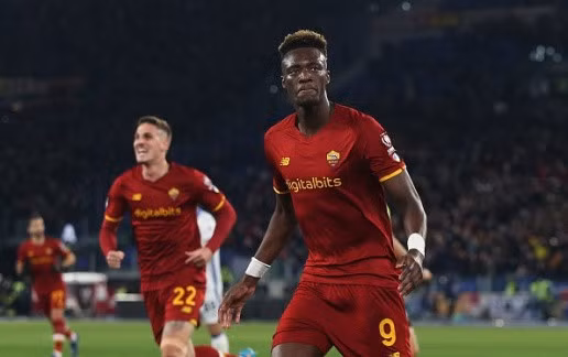 Abraham chạm mốc 20 bàn cho Roma ở mùa này, 13 trong số đó được ghi tại Serie A.