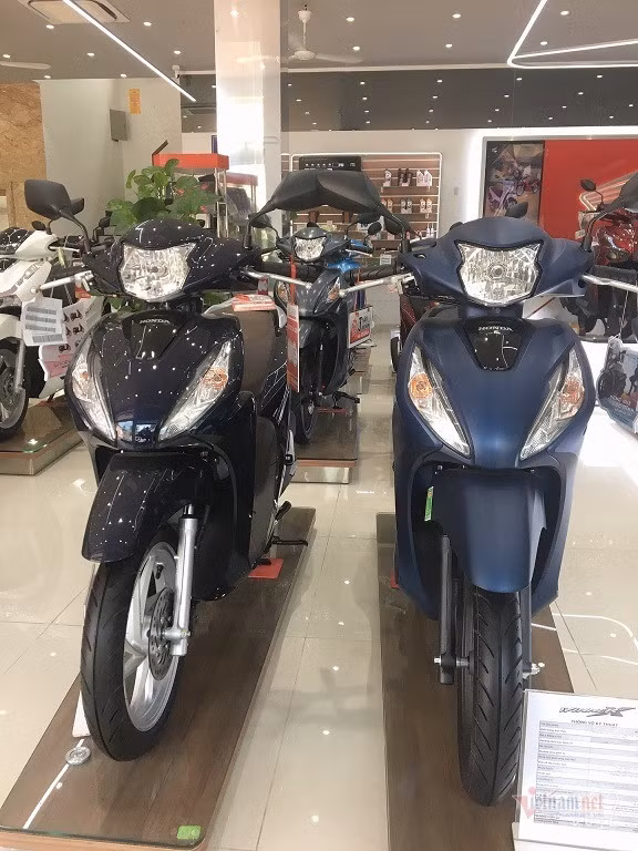 Honda Vision chênh đến 4-5 triệu đồng so với giá đề xuất của hãng.