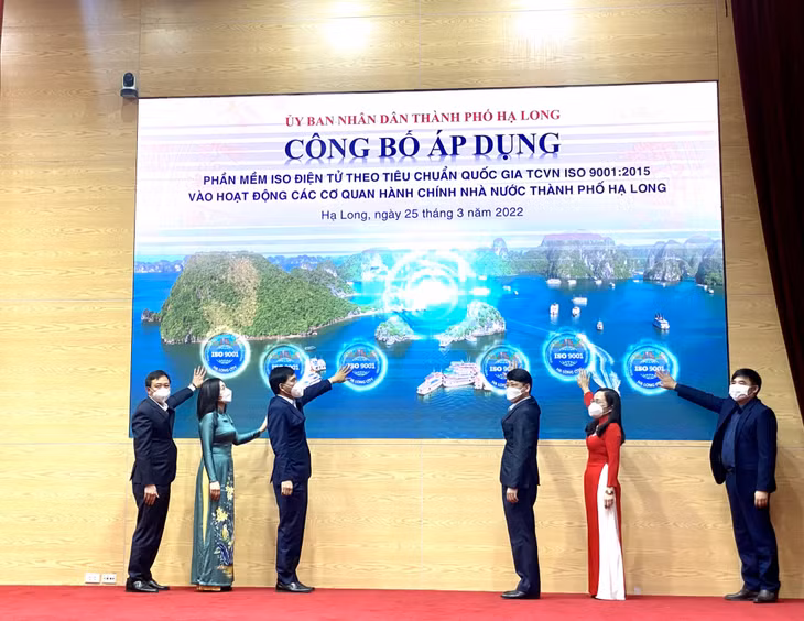 Các đại biểu nhấn nút chính thức áp dụng phần mềm ISO điện tử vào hoạt động các cơ quan hành chính nhà nước TP Hạ Long