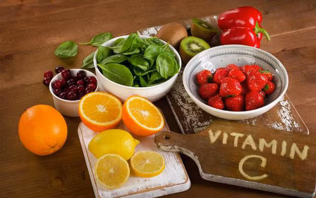 Nên bổ sung vitamin C qua các loại thực phẩm như quả mọng, quả có múi và rau xanh