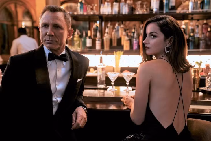 Daniel Craig và Ana De Armas trong No Time to Die. Ảnh: People.