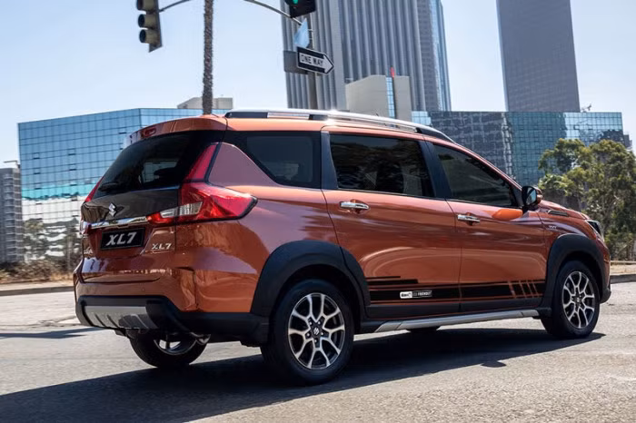 Suzuki XL7 2022 bản Sport Limited còn có thêm đuôi lưới gió thể thao và tem Euro 5