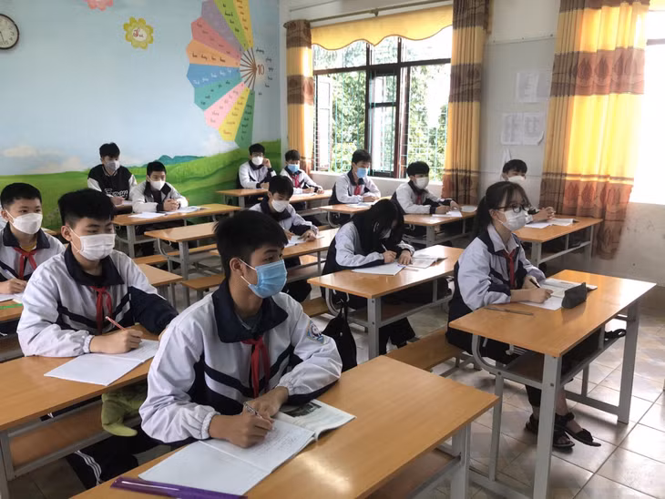Giờ ôn luyện môn Lịch sử của học sinh lớp 9A (Trường THCS thị trấn Bình Liêu).