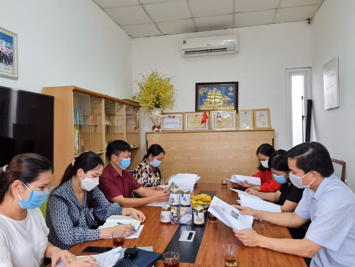 Đoàn kiểm tra Văn phòng Điều phối NTM tỉnh kiểm tra hoạt động sản xuất sản phẩm OCOP tại Công ty BAVABI (huyện Vân Đồn).