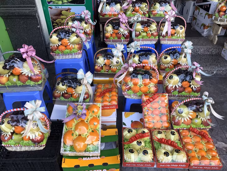 Thị trường quà tặng cho ngày 8/3 năm nay mở rộng hơn với những giỏ quả thiết thực dành cho chị em phụ nữ. 