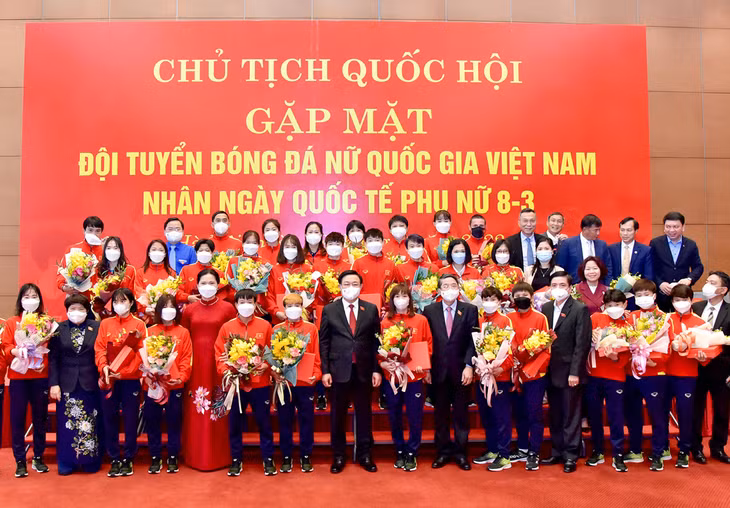 Đội tuyển nữ quốc gia tặng chiếc áo đấu có chữ ký của Ban huấn luyện và các cầu thủ cho Chủ tịch Quốc hội Vương Đình Huệ. (Ảnh: Đăng Anh)