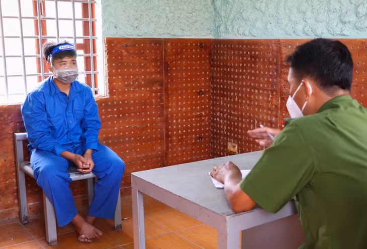 Tùng tại cơ quan điều tra.