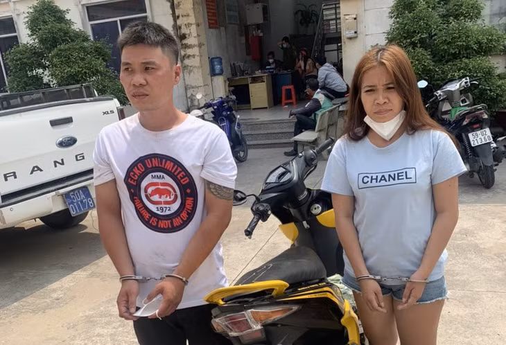Dũng và Trang bị tạm giữ để điều tra về hành vi Cướp giật tài sản. Ảnh: T.L.