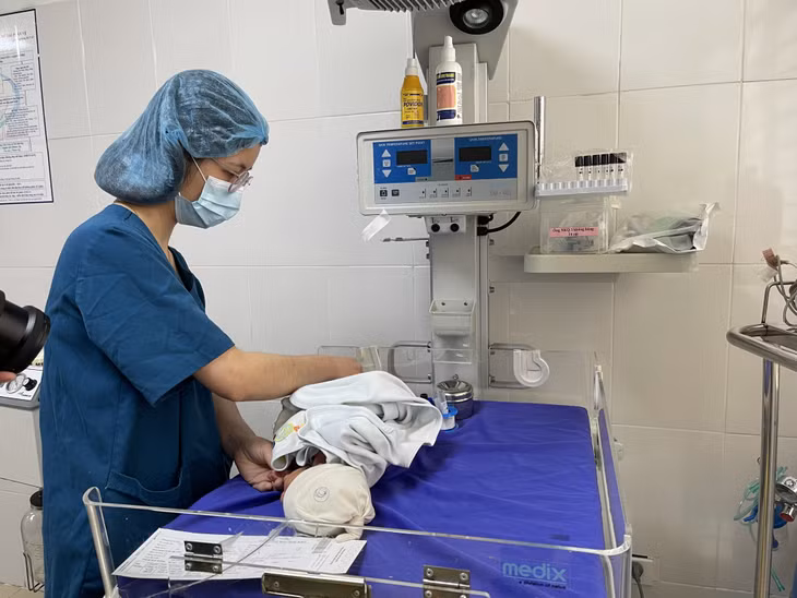 Chăm sóc trẻ sơ sinh tại Bệnh viện Sản Nhi Quảng Ninh.