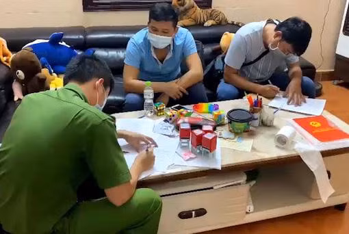 Công an lấy lời khai của các đối tượng.