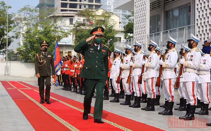 Thượng tướng Nguyễn Tân Cương và Đại tướng Vong Pisen duyệt đội danh dự Quân đội Hoàng gia Campuchia. (Ảnh: Nguyễn Hiệp)