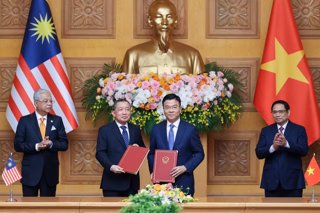 Bộ trưởng Tư pháp hai nước trao đổi biên bản ghi nhớ về hợp tác pháp luật - Ảnh: VGP/Nhật Bắc