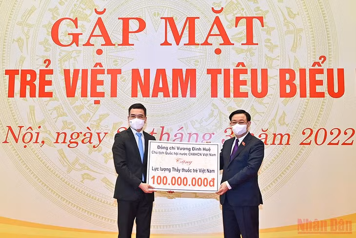Chủ tịch Quốc hội Vương Đình Huệ tặng quà cho lực lượng Thầy thuốc trẻ Việt Nam. (Ảnh: Duy Linh)