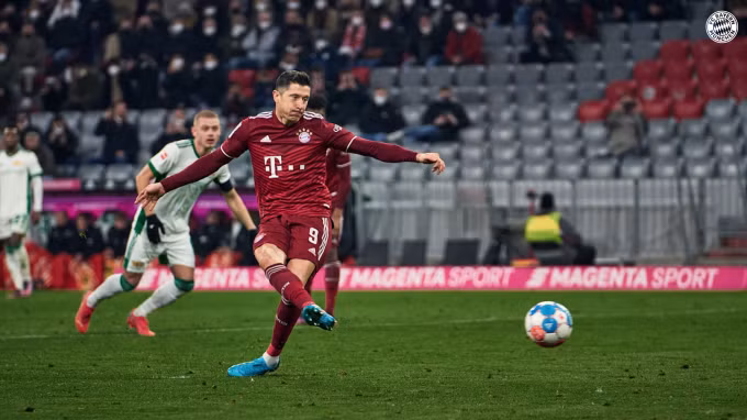 Lewandowski đá phạt đền nâng tỷ số lên 3-0 ở cuối hiệp một trận Bayern thắng đậm Union Berlin tại Allianz ngày 19/3. Ảnh: fcbayern.com