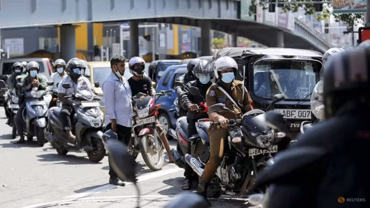 Dòng người xếp hàng chờ mua xăng tại Nugegoda, Colombo, Sri Lanka ngày 24/2. Ảnh: Reuters