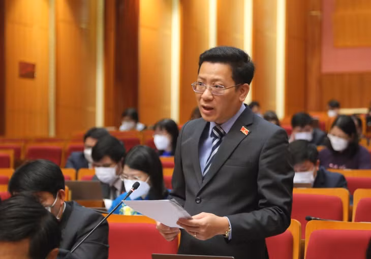 Đại biểu Nguyễn Việt Dũng, Tổ Đại biểu Vân Đồn - Cô Tô cho ý kiến về việc kéo dài thời gian thực hiện và giải ngân Kế hoạch vốn đầu tư công vốn ngân sách địa phương năm 2021 sang năm 2022.
