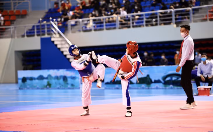 Một trận đấu hạng cân nam trong khuôn khổ giải Taekwondo và Pencak Silat tại Đại hội TDTT tỉnh Quảng Ninh lần thứ IX năm 2021. Ảnh: Mai Linh