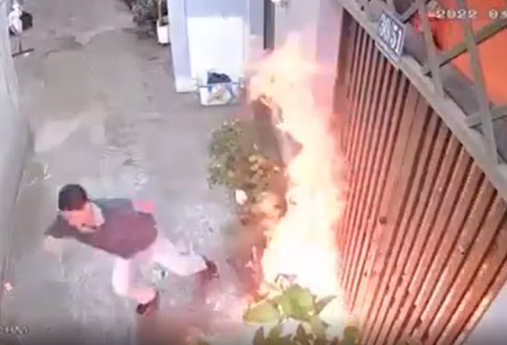 Sau khi châm lửa đốt, đối tượng lên xe rời khỏi hiện trường.