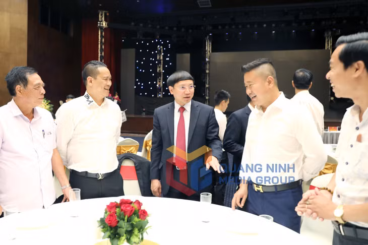 Bí thư Tỉnh ủy Nguyễn Xuân Ký trò chuyện với các doanh nghiệp bên lề Hội nghị (10-2019). Ảnh: Thu Chung
